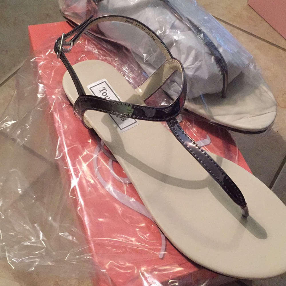 New in the Box | Metallic sandals byBenjamin Walk